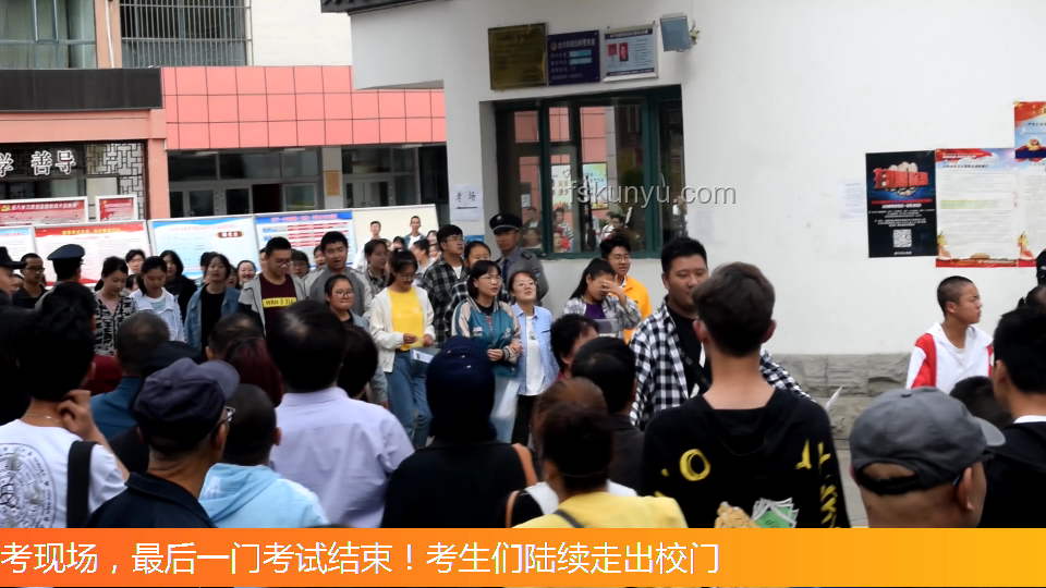 高考结束走出校门：人生新篇章的起点