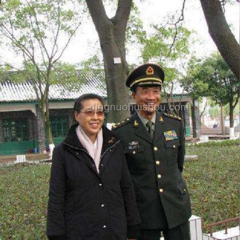 清华计算机入学教育：科研经验分享案例研究